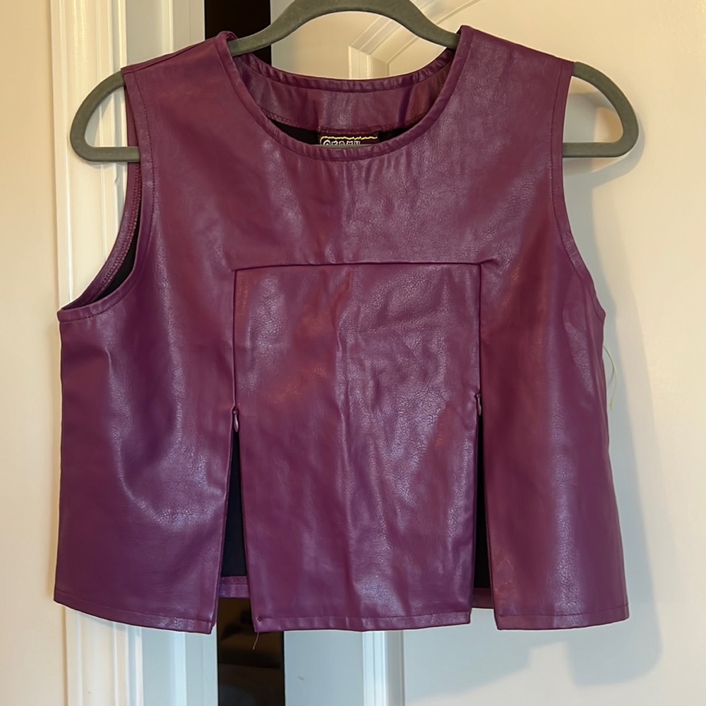 Cropped leather purple shirt